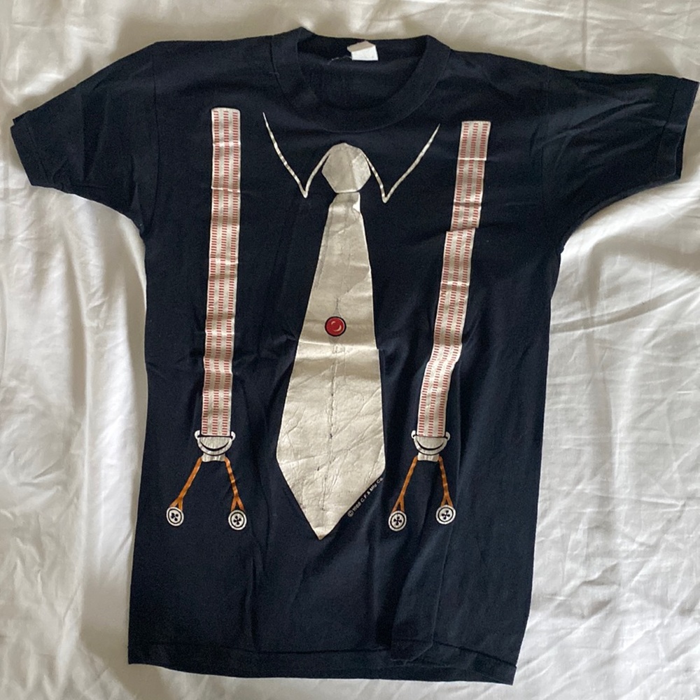Suspender tshirt, no size listed. My guess would be small or X-small